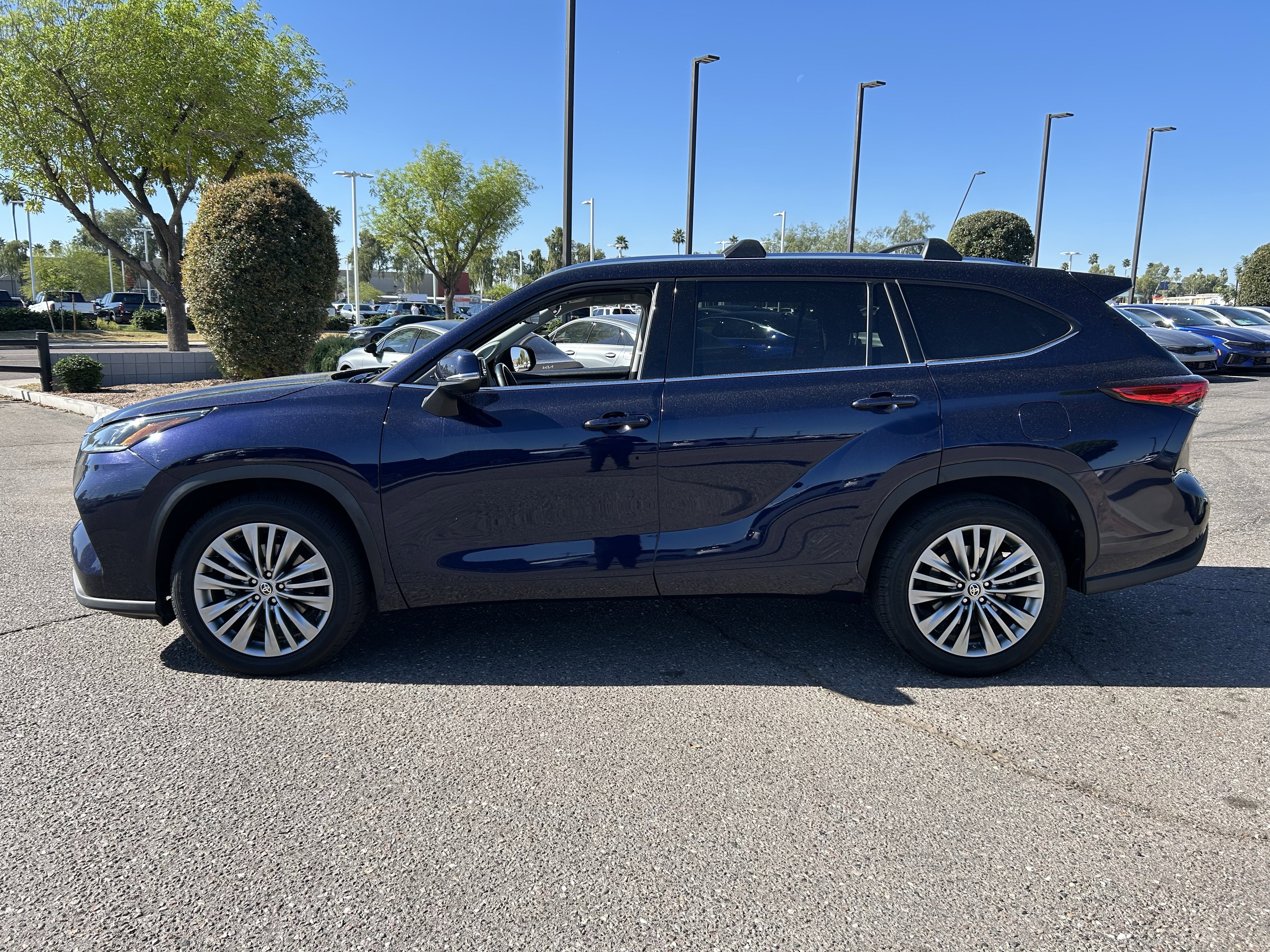 Used 2021 Toyota Highlander Platinum image 3