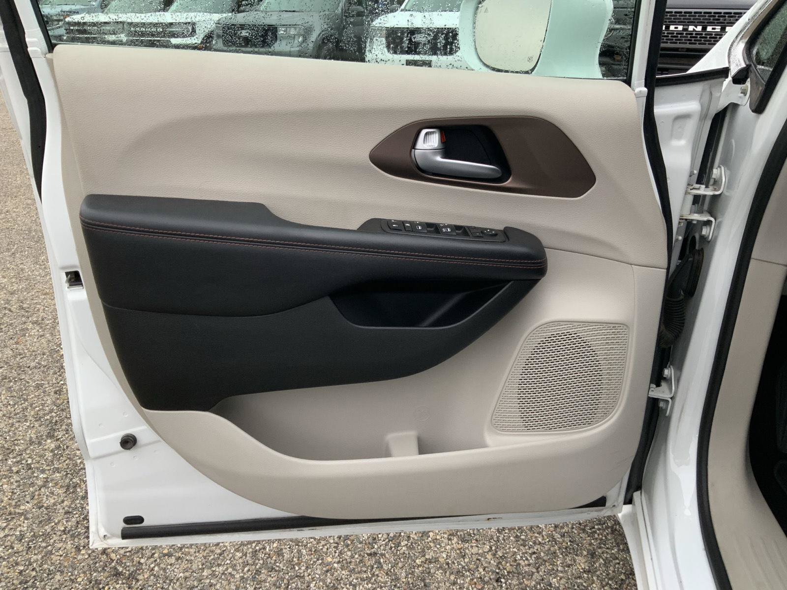 Used 2017 Chrysler Pacifica Touring-L FWD image 17