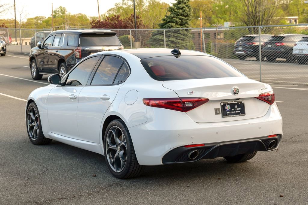 Used 2017 Alfa Romeo Giulia Ti w/ TI 19" Sport Package AWD/4WD image 5