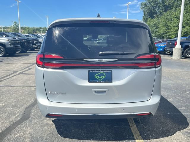 Used 2023 Chrysler Pacifica Touring FWD image 32