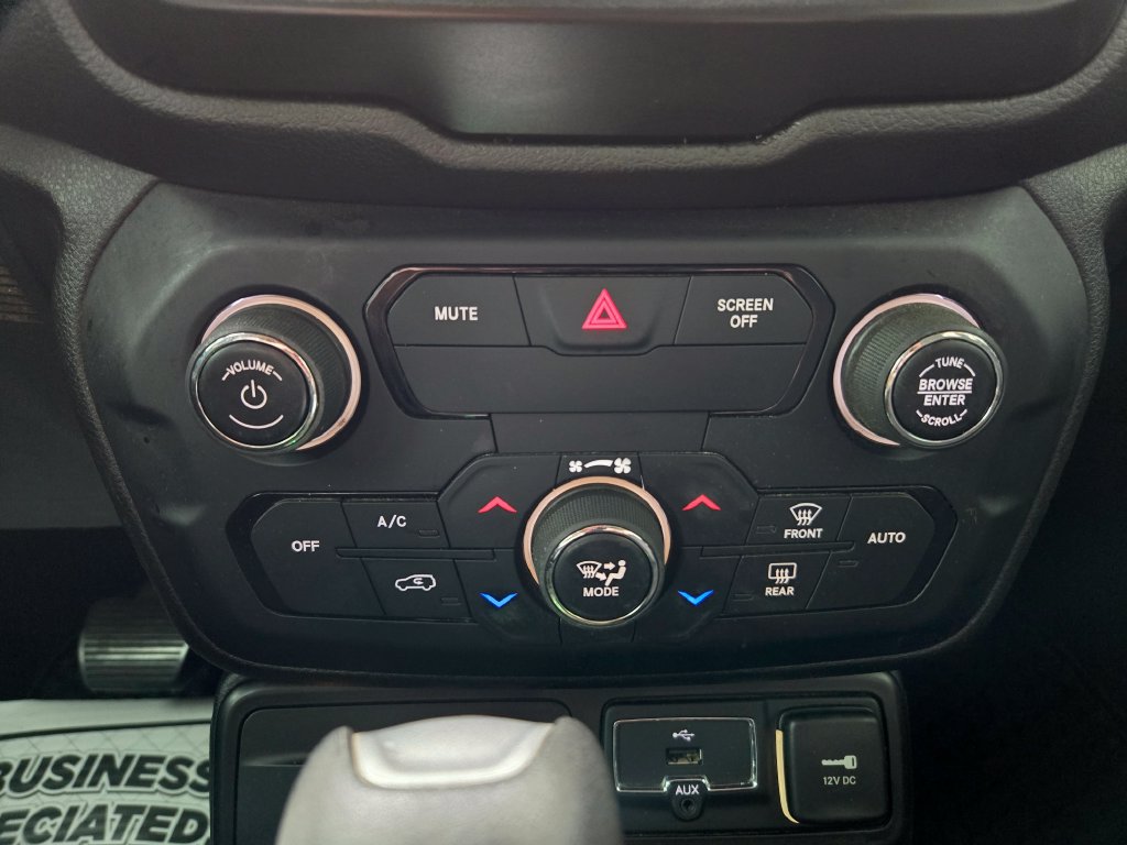 Used 2019 Jeep Renegade Latitude w/ Cold Weather Group AWD/4WD image 26