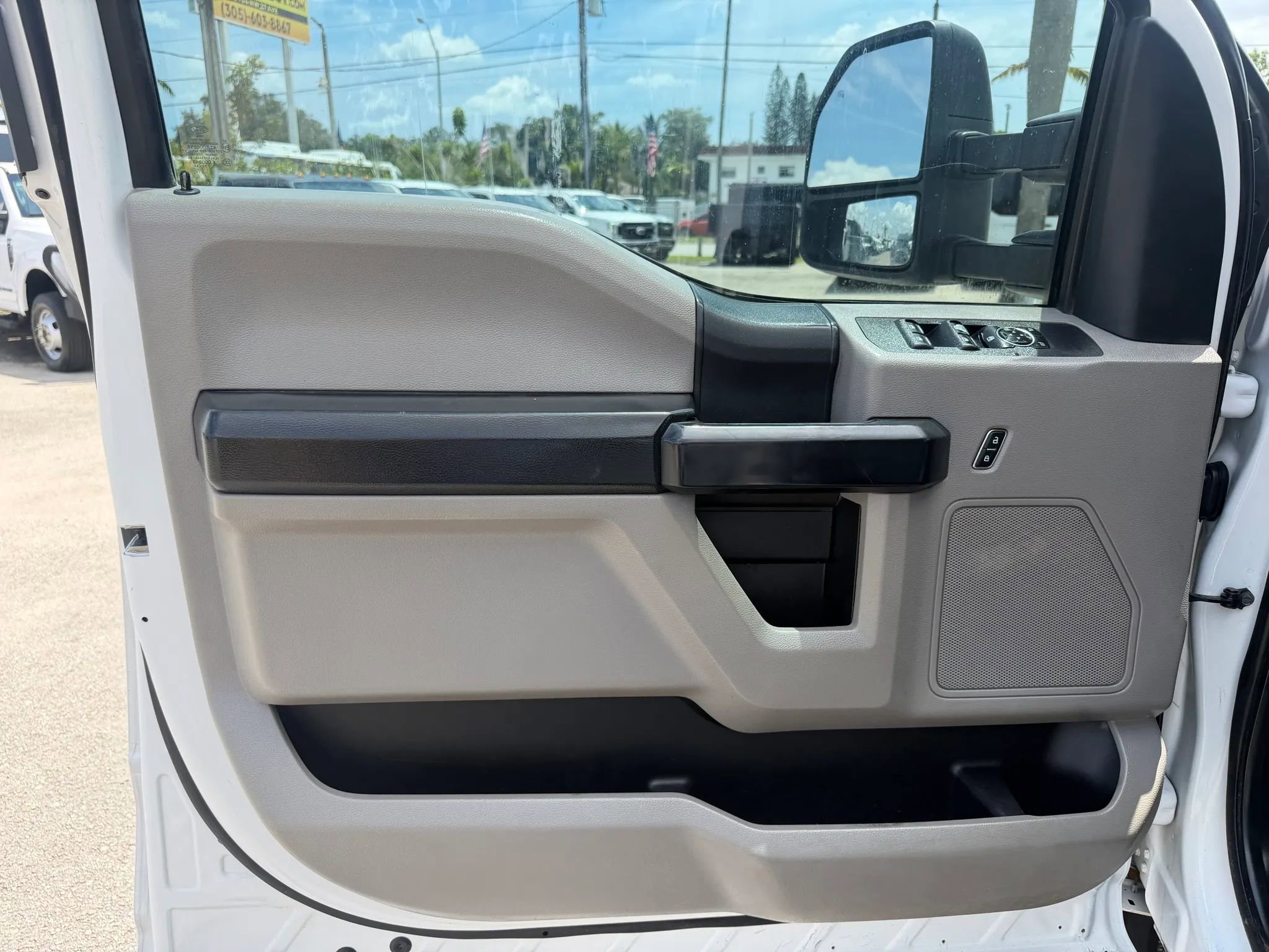 Used 2017 Ford F550 4x4 Crew Cab Super Duty image 9