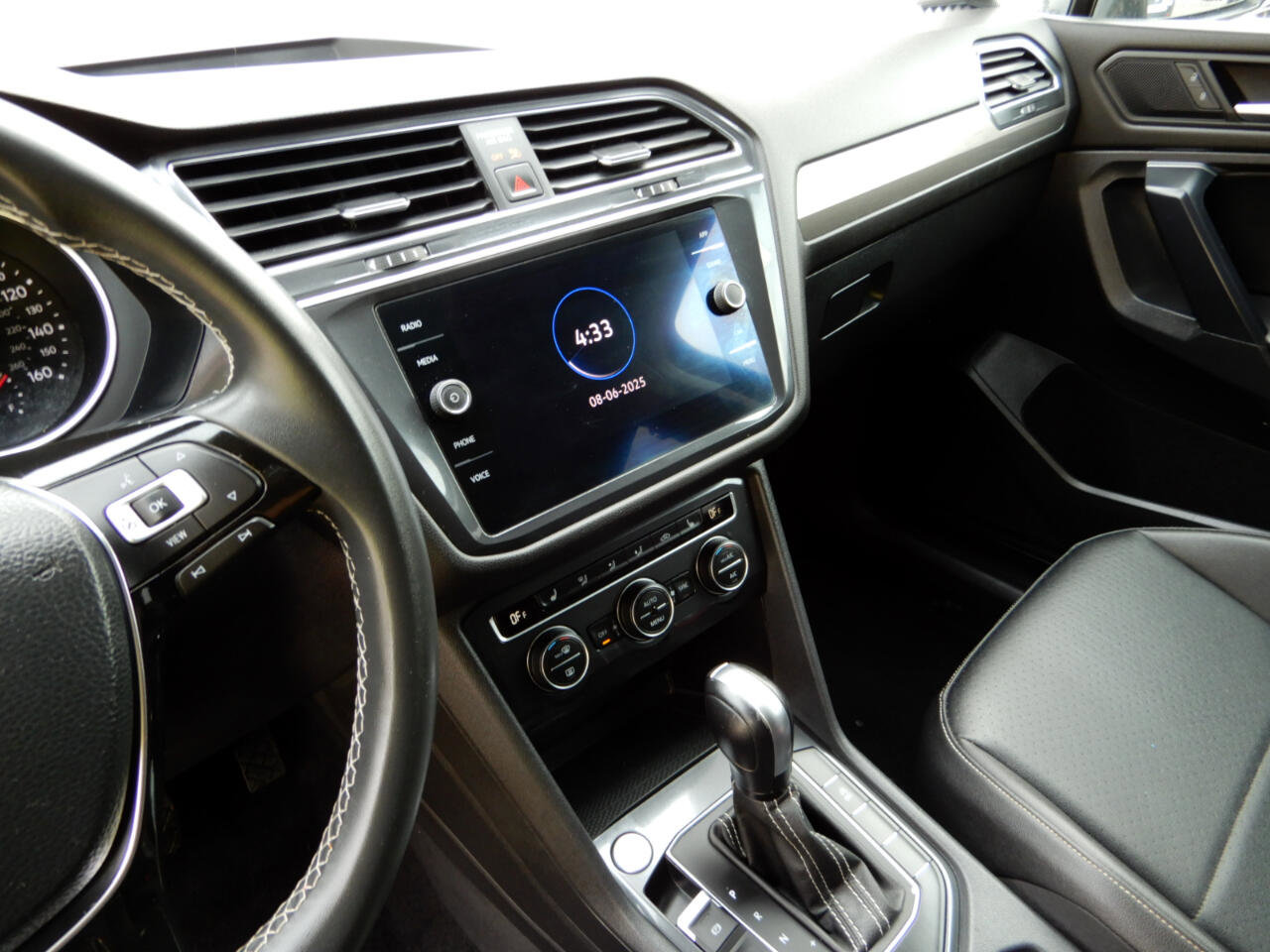 Used 2021 Volkswagen Tiguan SE image 16