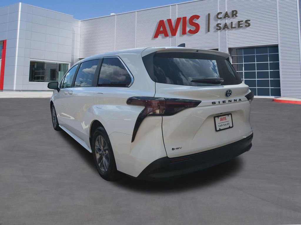 Used 2025 Toyota Sienna LE image 9