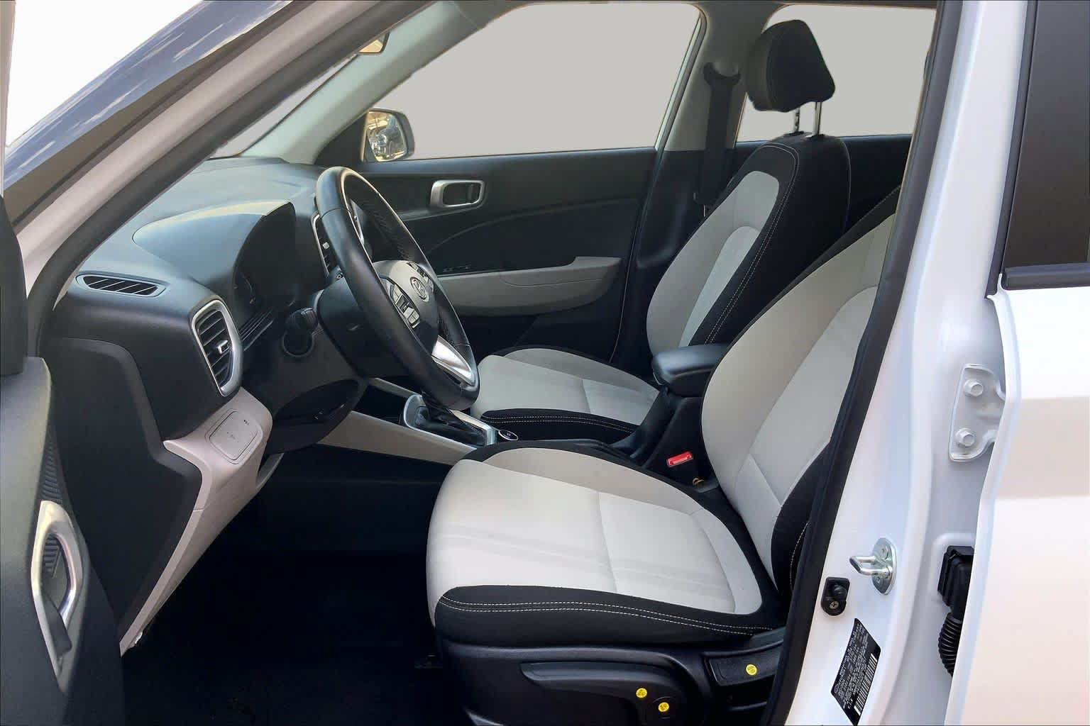 Certified 2025 Hyundai Venue SEL FWD image 8