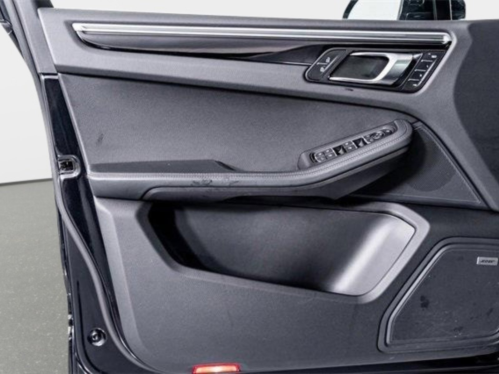 Used 2022 Porsche Macan S w/ Premium Package Plus image 39