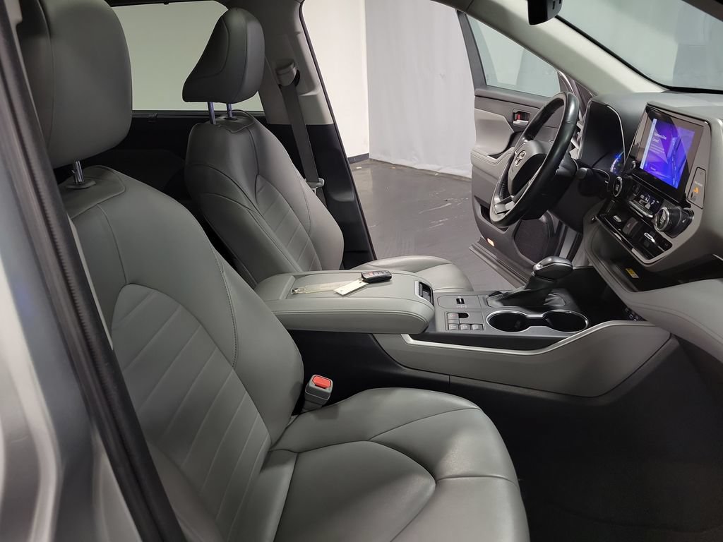 Used 2023 Toyota Highlander XLE AWD/4WD image 23