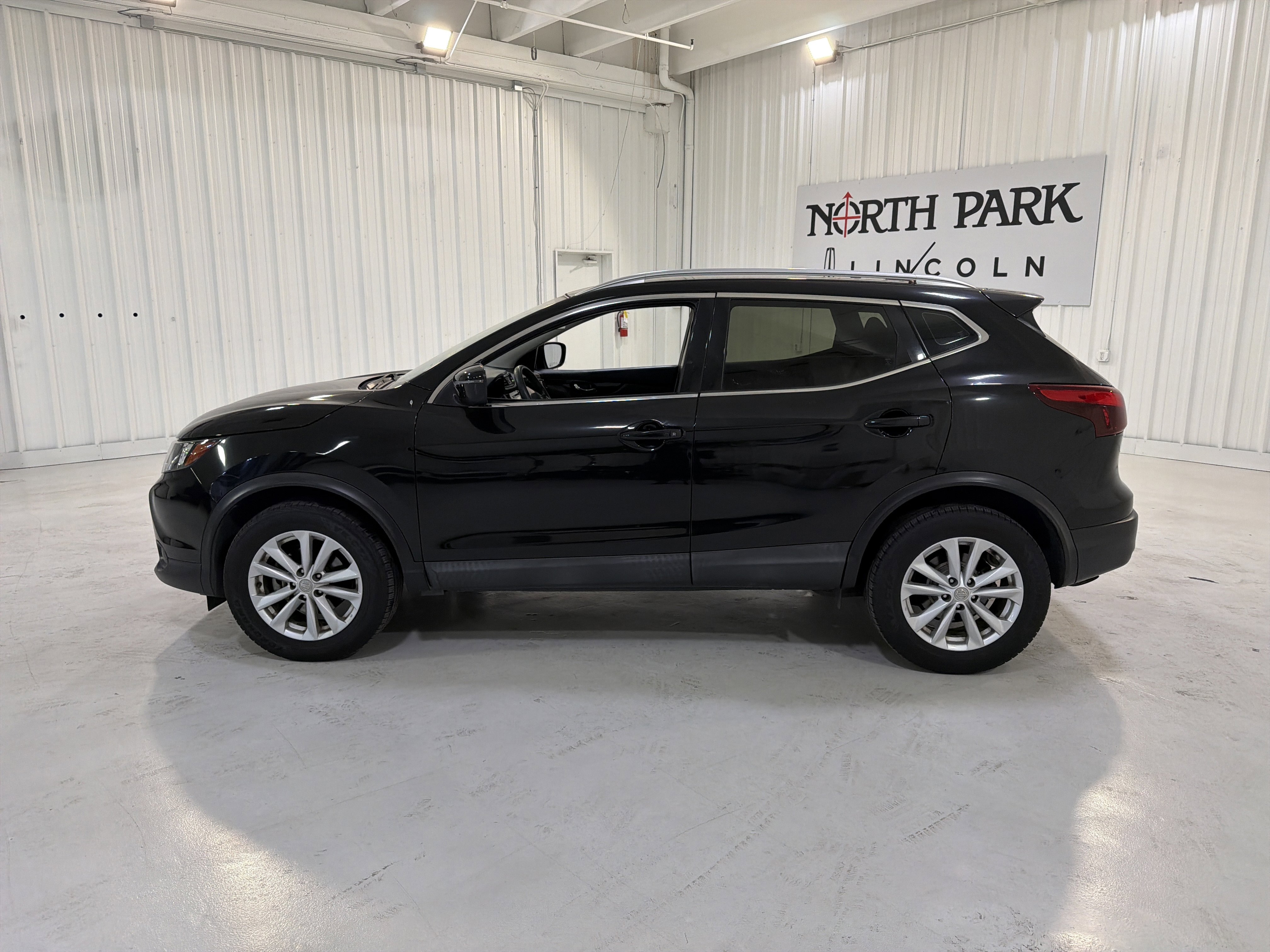 Used 2018 Nissan Rogue Sport SV image 2