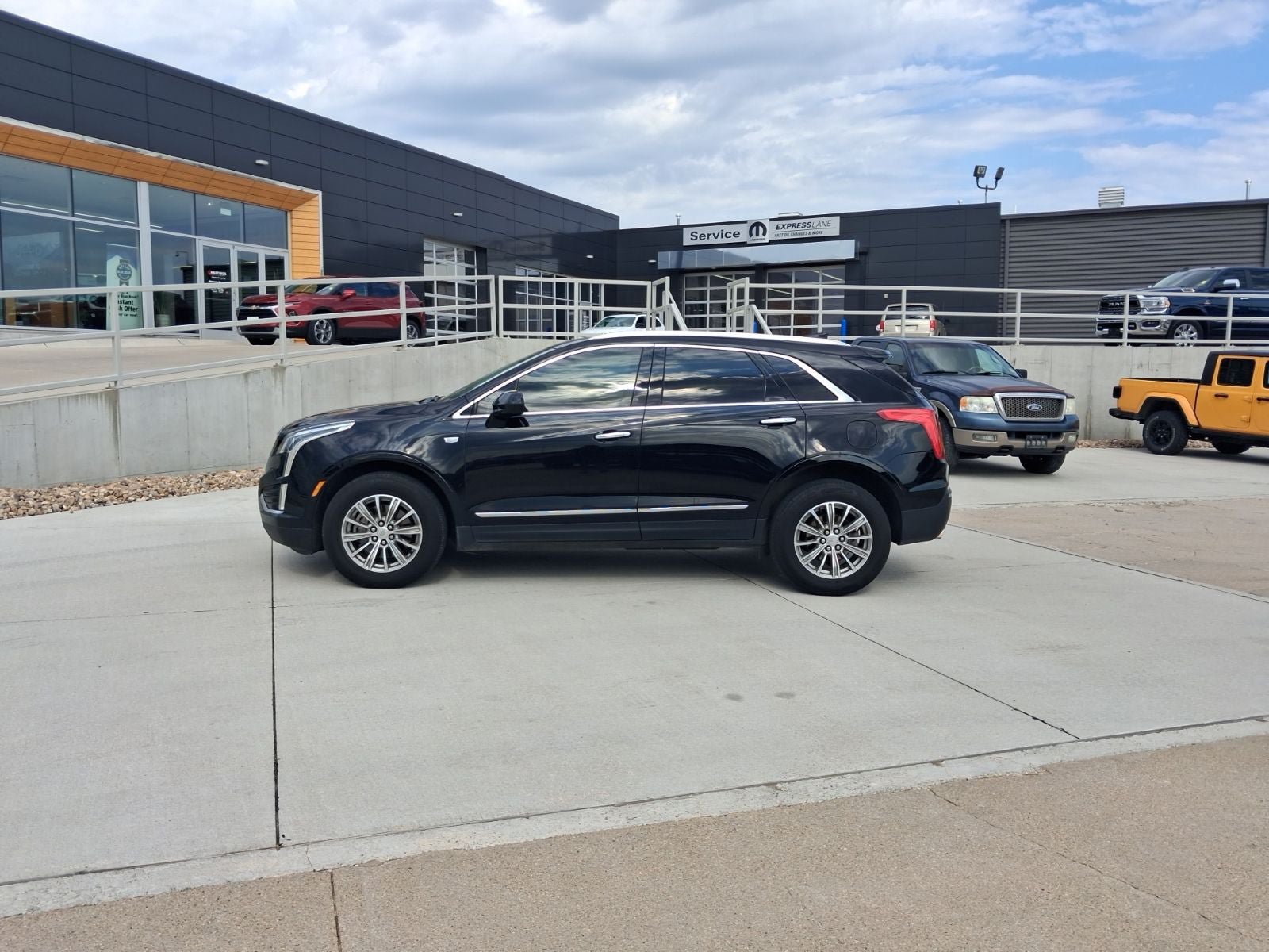 Used 2017 Cadillac XT5 Luxury FWD image 2