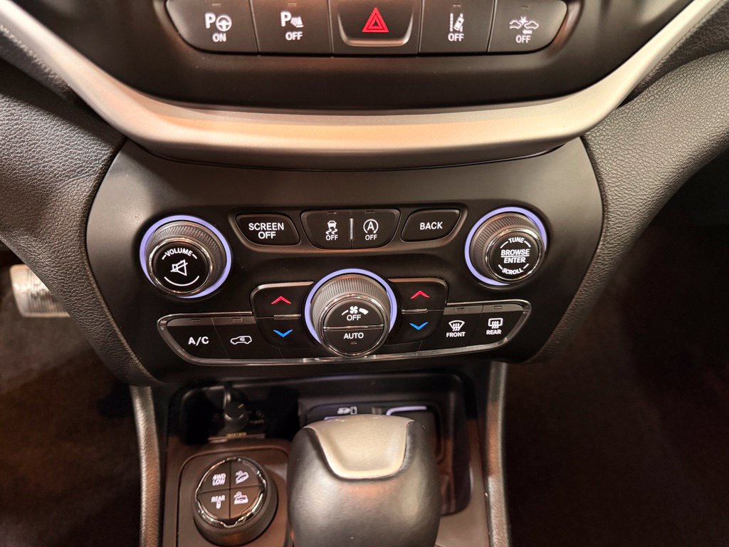 Used 2015 Jeep Cherokee Trailhawk w/ Comfort/Convenience Group AWD/4WD image 18