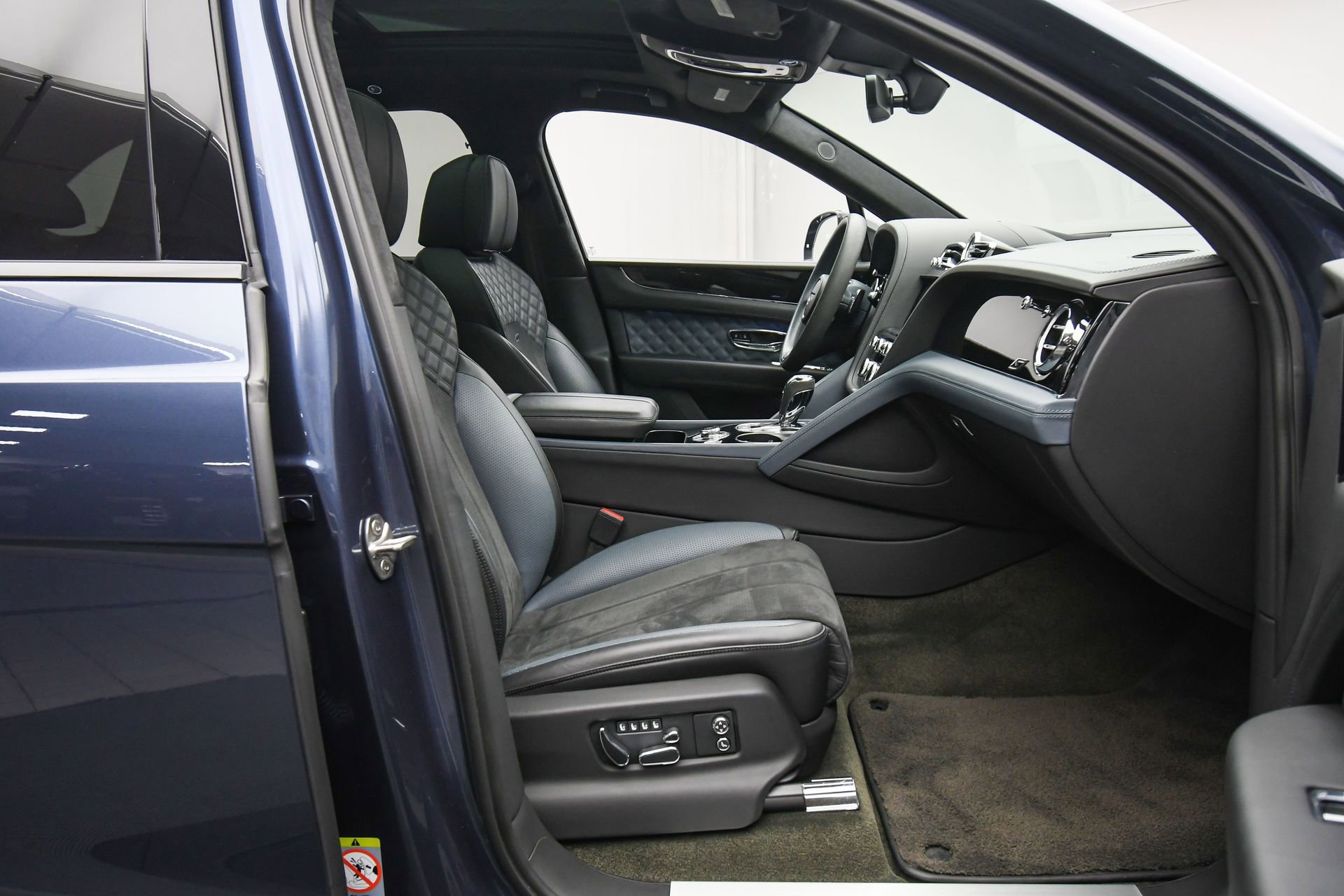 Used 2022 Bentley Bentayga S image 49