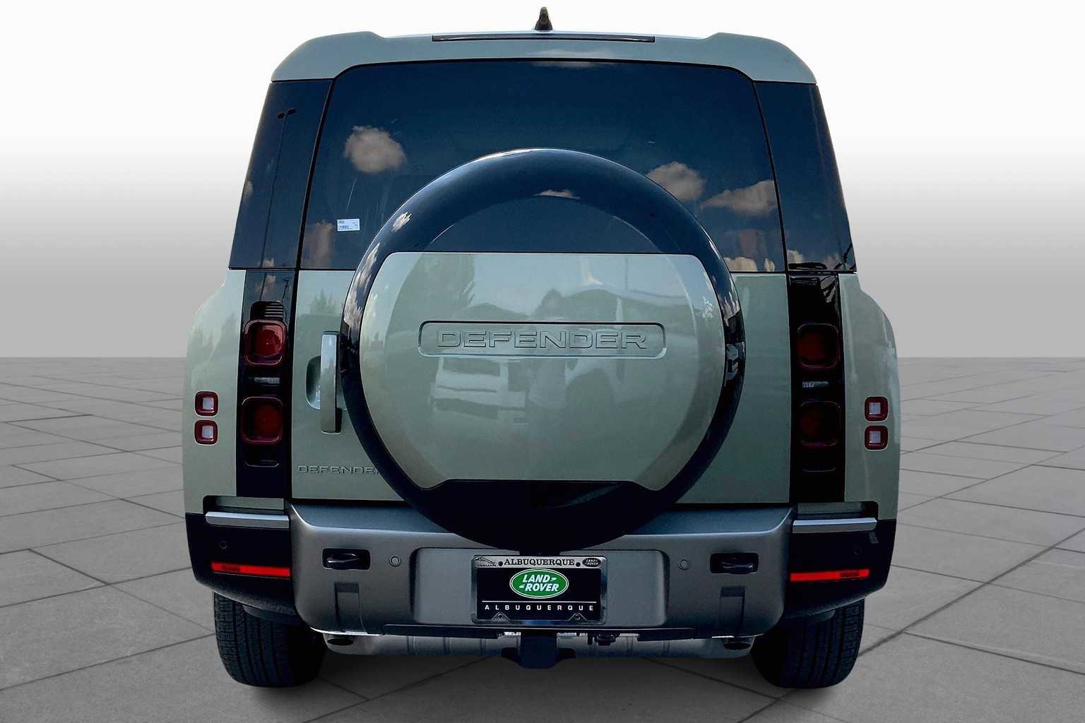 New 2025 Land Rover Defender 130 X-Dynamic SE image 4