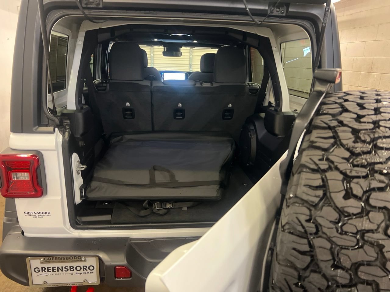 Used 2024 Jeep Wrangler Unlimited Rubicon w/ Technology Group AWD/4WD image 35