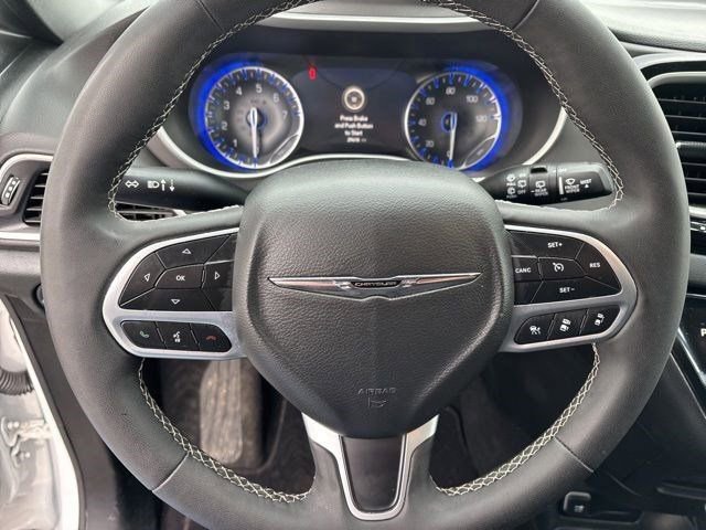 Used 2025 Chrysler Pacifica Select image 16