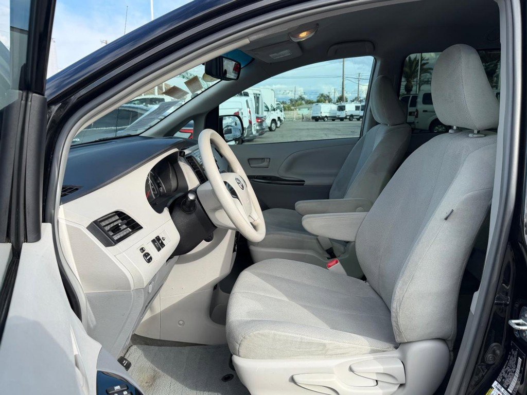 Used 2014 Toyota Sienna L image 17