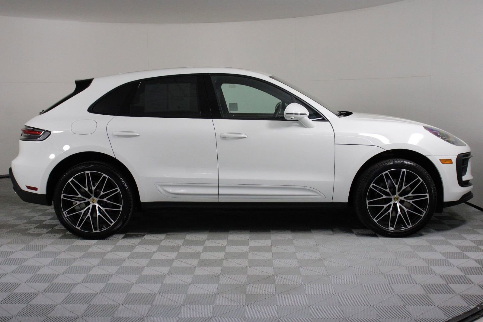 Certified 2025 Porsche Macan image 8