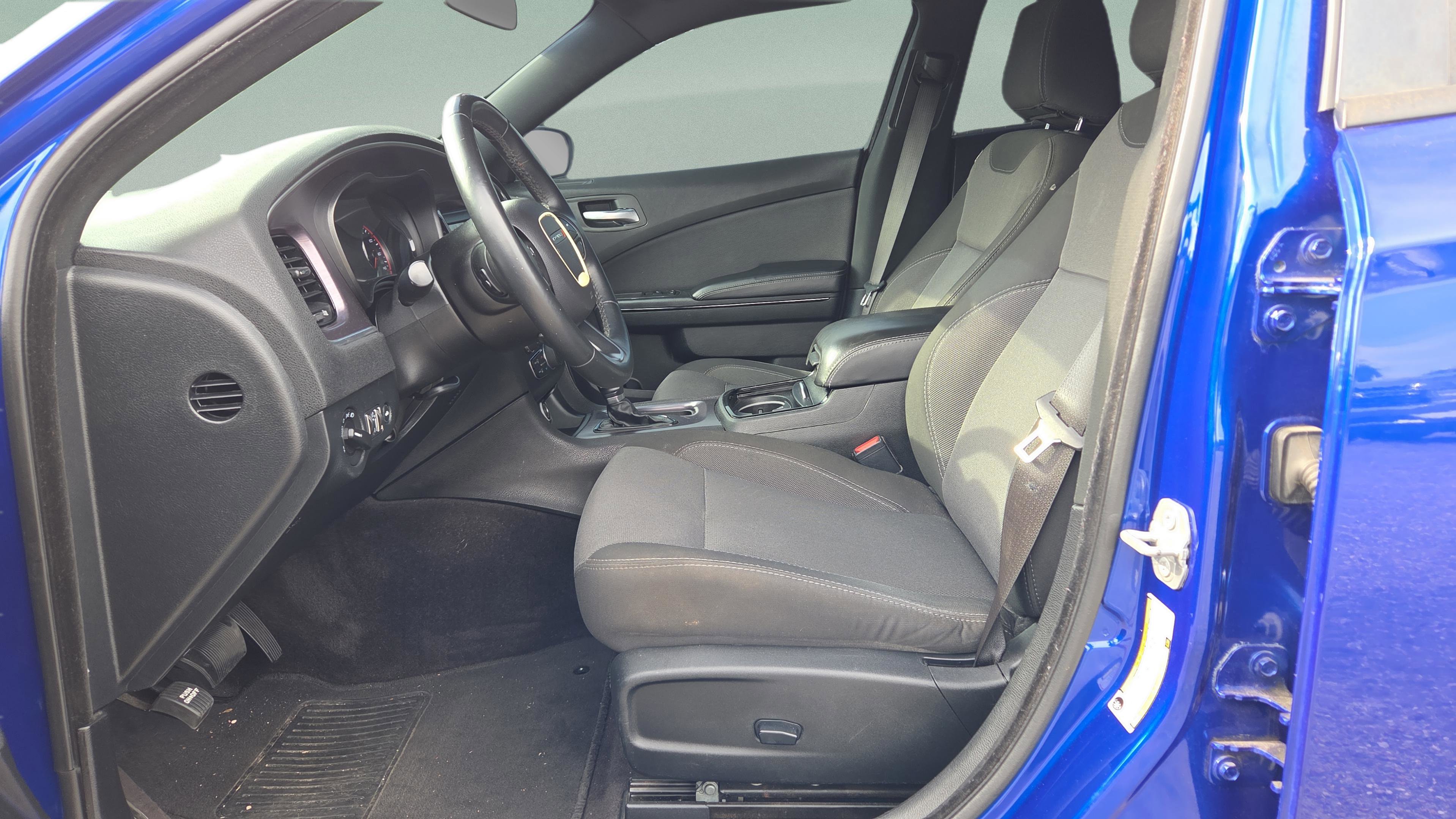 Used 2018 Dodge Charger SXT w/ Blacktop Package RWD image 9