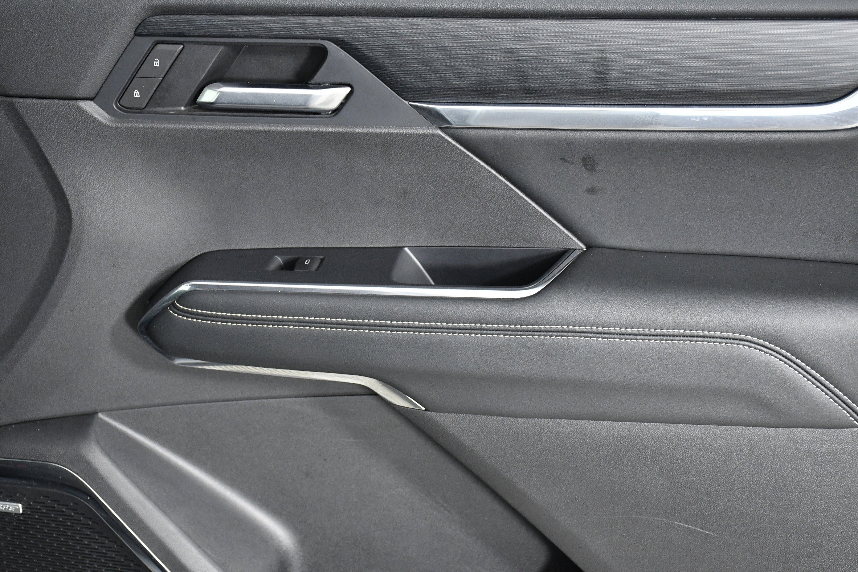 Used 2025 GMC Acadia Elevation image 31