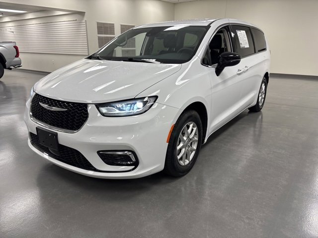 Used 2024 Chrysler Pacifica Touring-L image 3