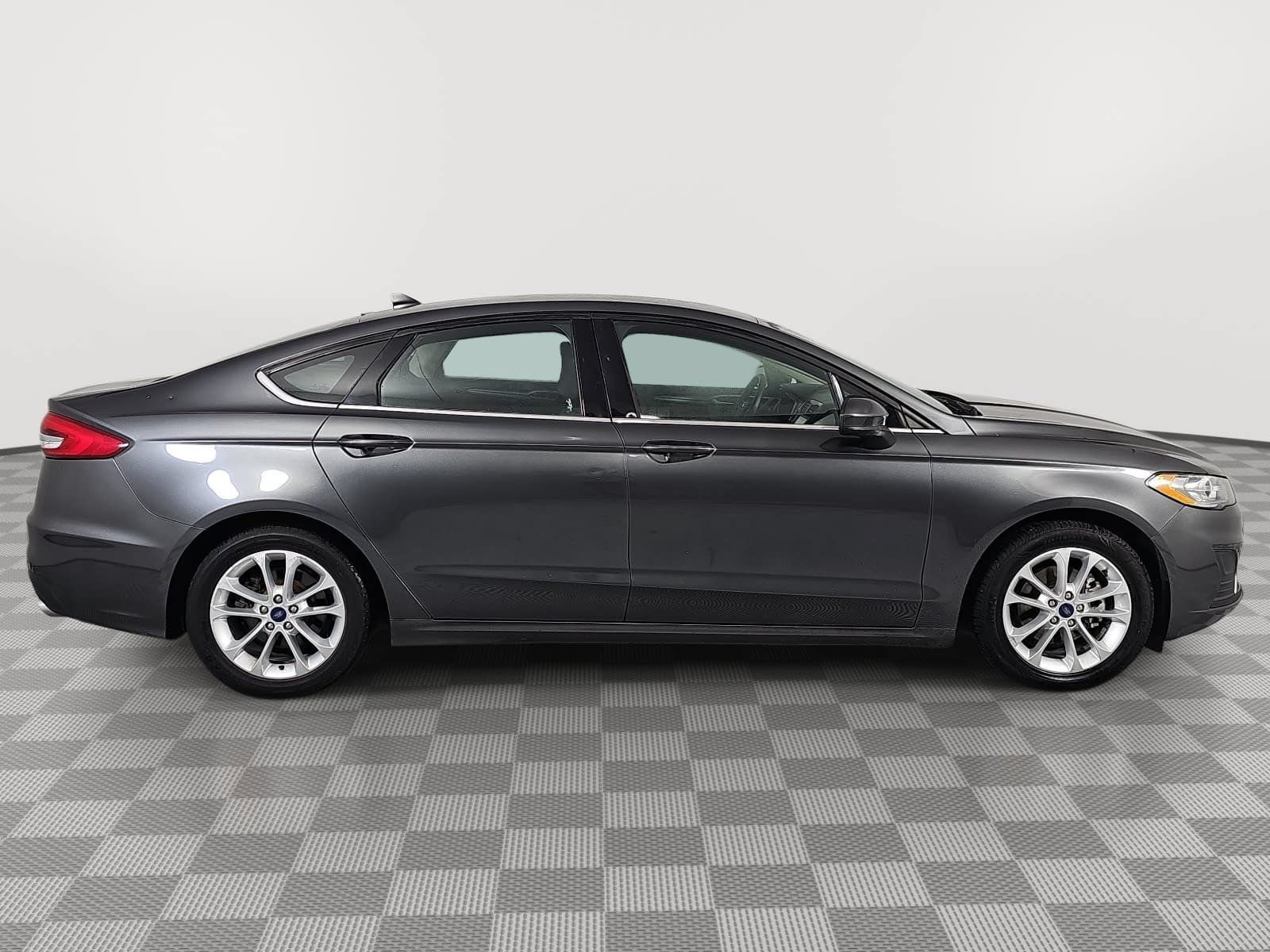 Used 2019 Ford Fusion SE FWD image 9
