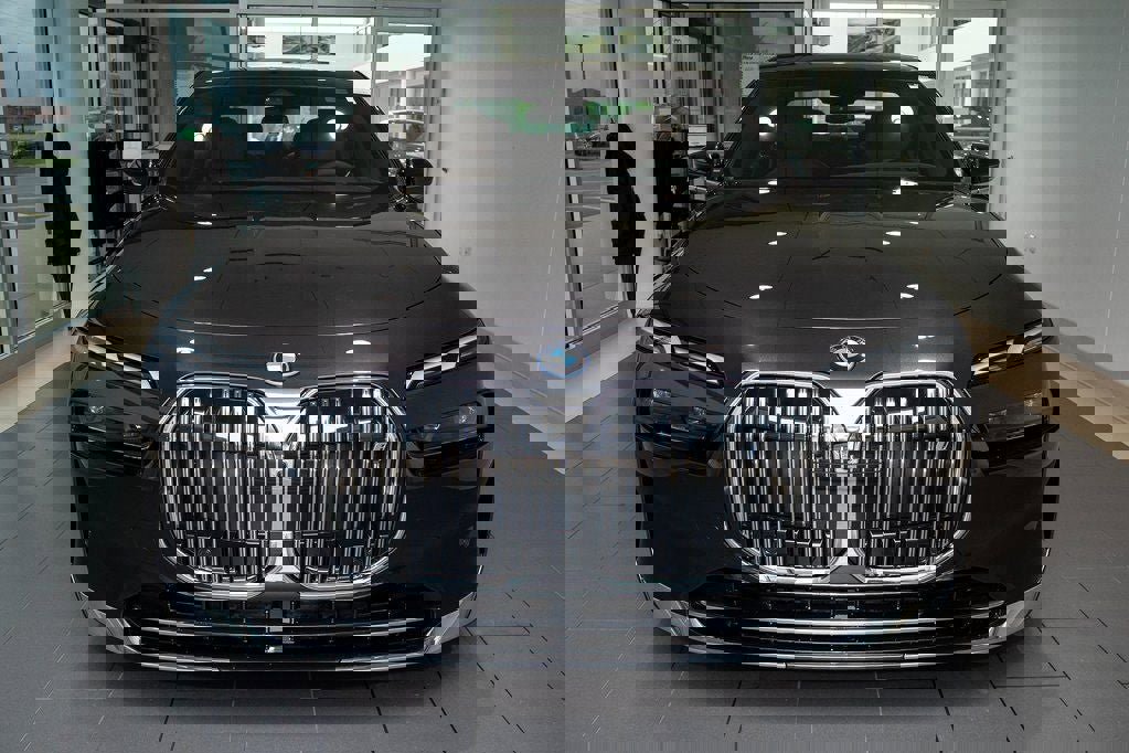 Used 2025 BMW i7 eDrive50 w/ Premium Package image 2