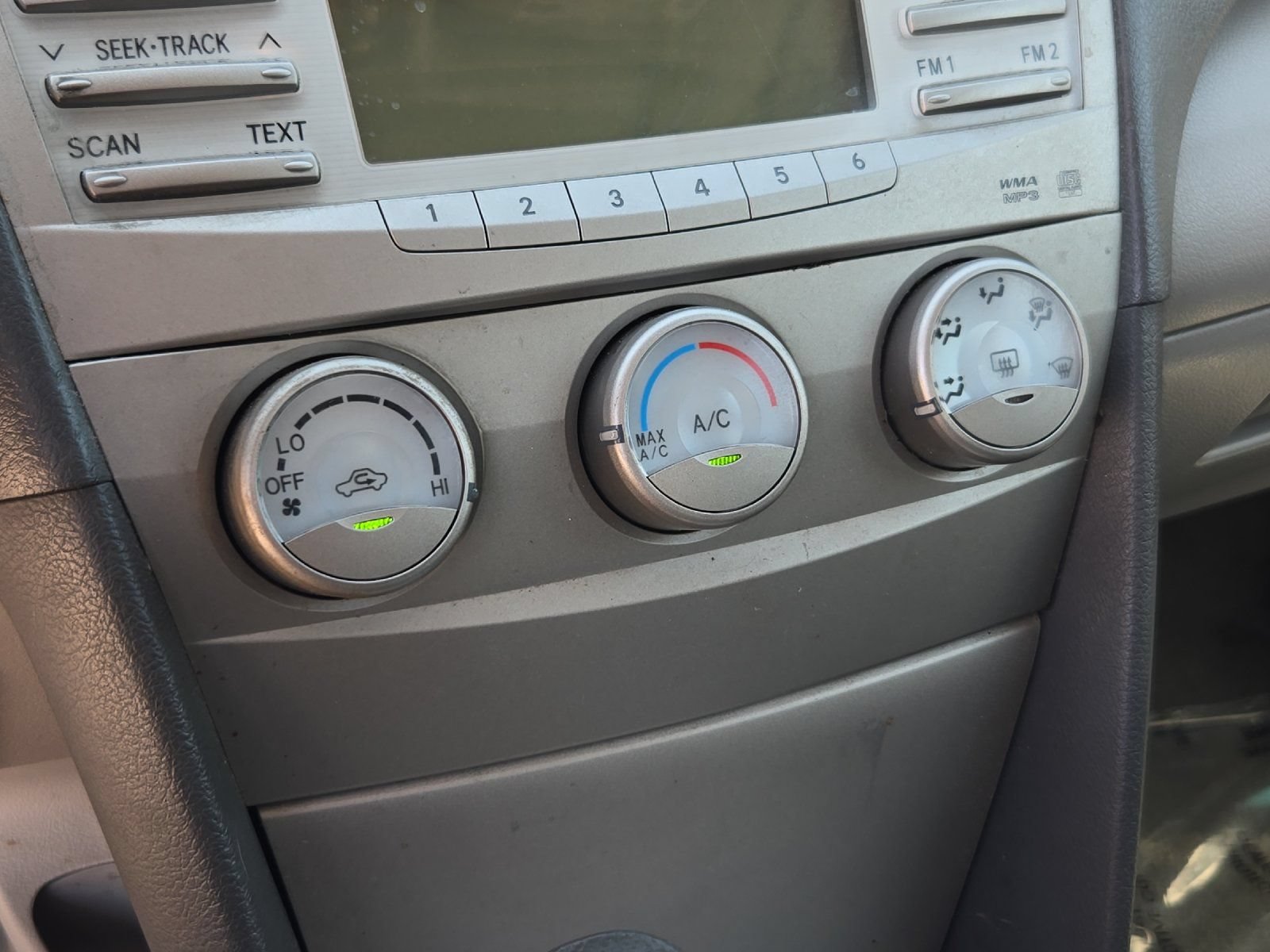 Used 2010 Toyota Camry LE FWD image 17