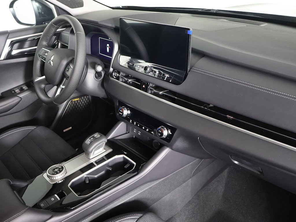 New 2025 Mitsubishi Outlander SE image 32