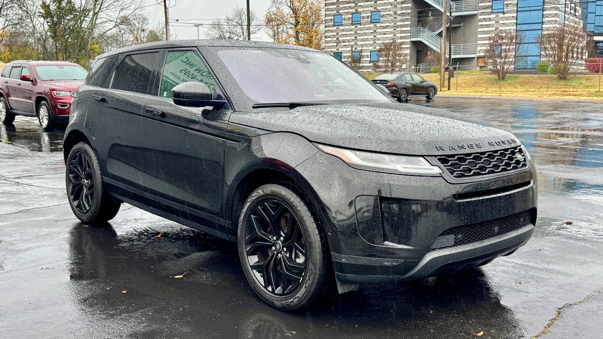 Used 2020 Land Rover Range Rover Evoque SE image 3