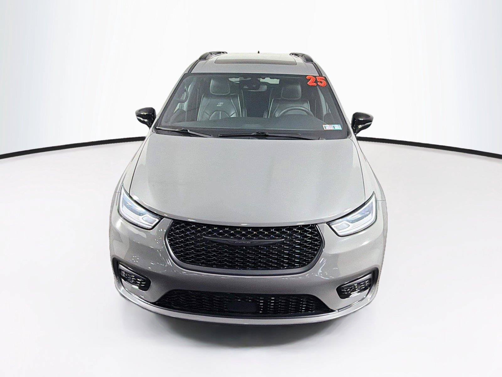 Used 2025 Chrysler Pacifica Limited FWD image 13