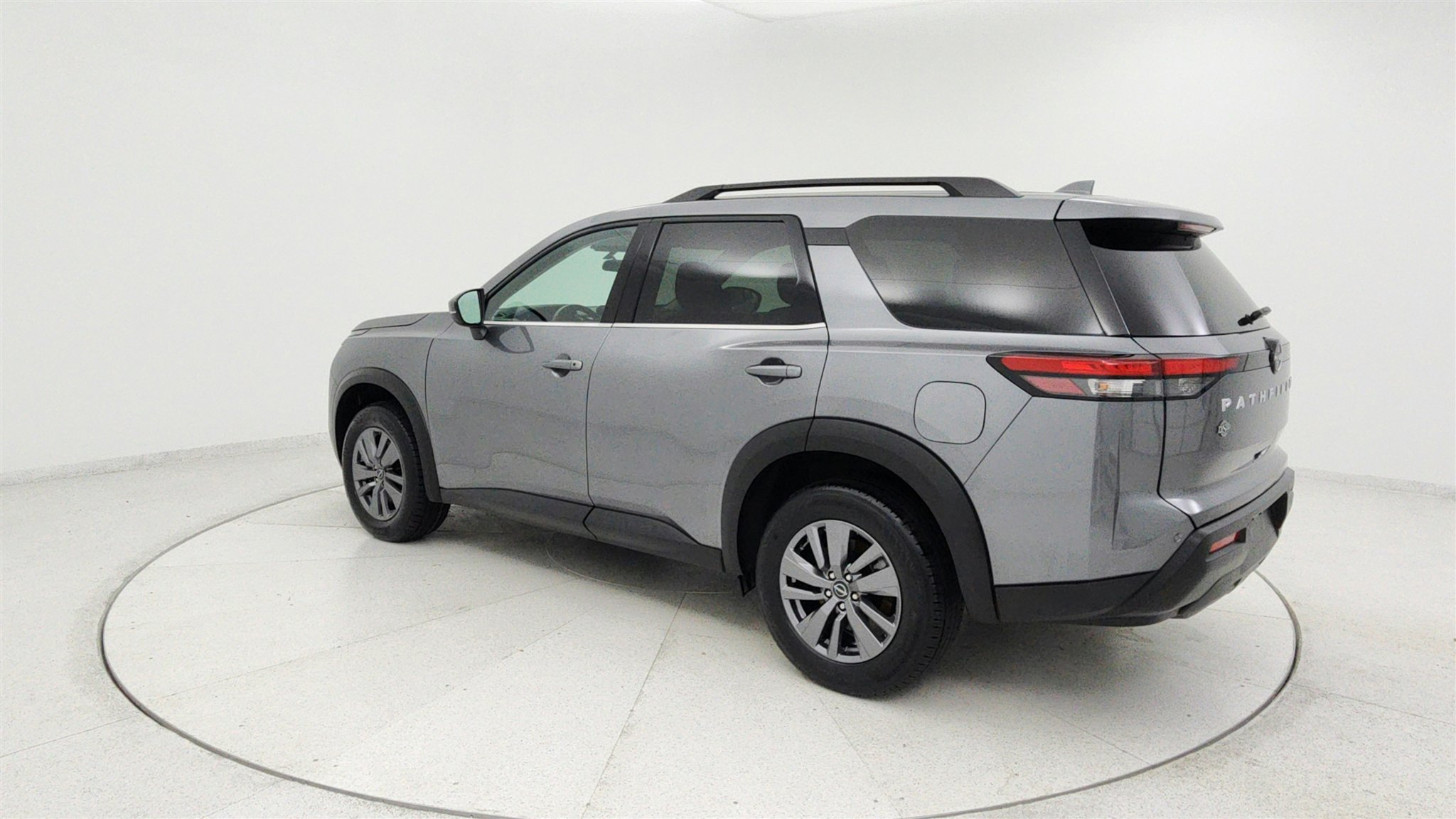 Used 2025 Nissan Pathfinder SV image 2