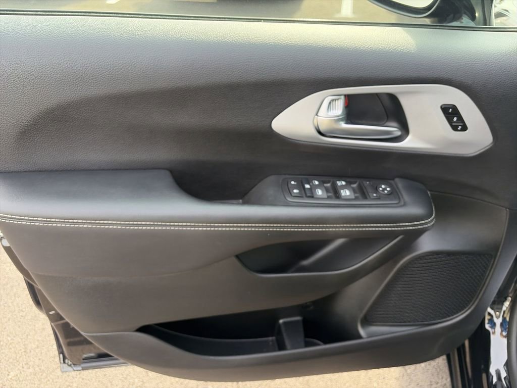 Used 2024 Chrysler Pacifica Touring-L w/ S Appearance Package FWD image 13