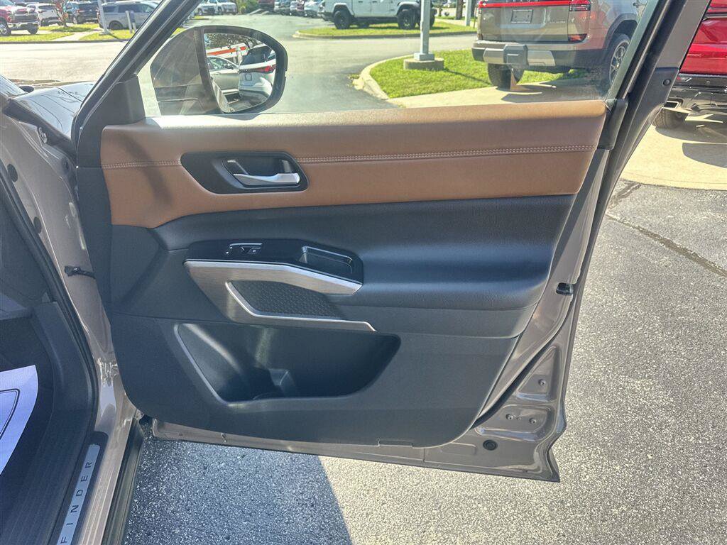 Used 2025 Nissan Pathfinder Platinum FWD image 12