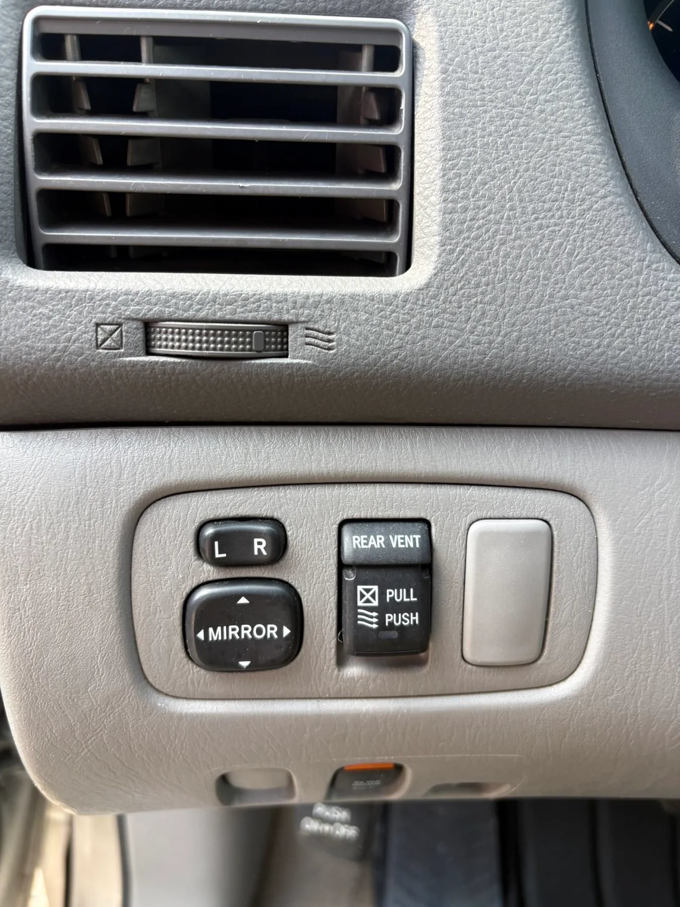 Used 2010 Toyota Sienna LE FWD image 23