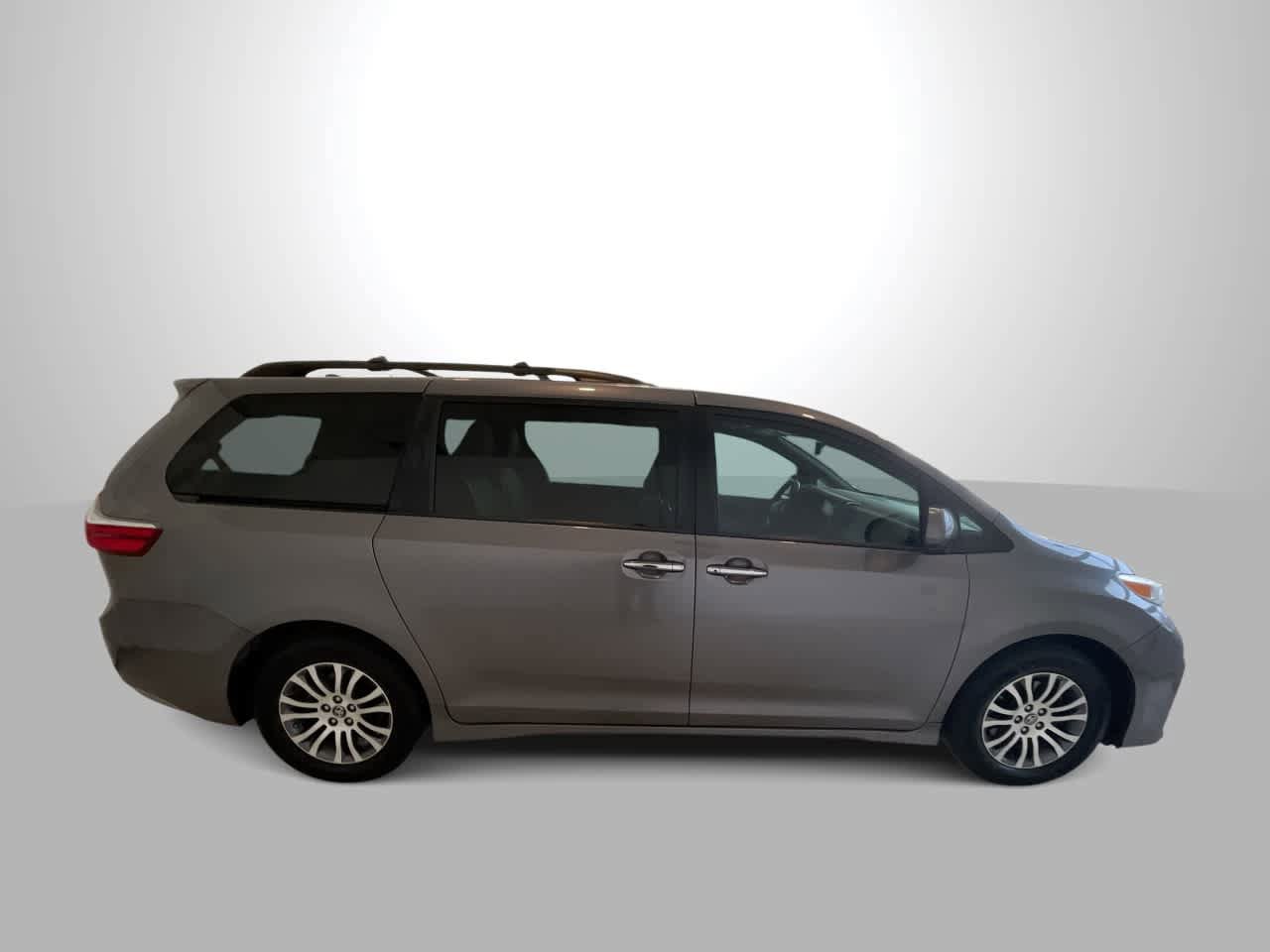 Used 2018 Toyota Sienna XLE w/ XLE Navigation Package image 9