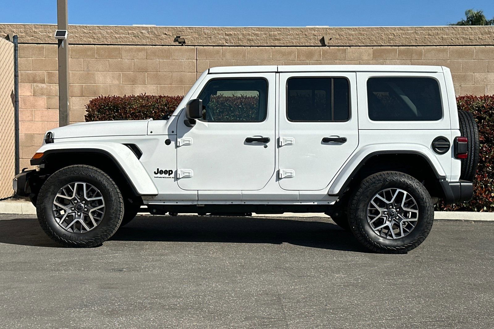 Used 2025 Jeep Wrangler Sahara image 7