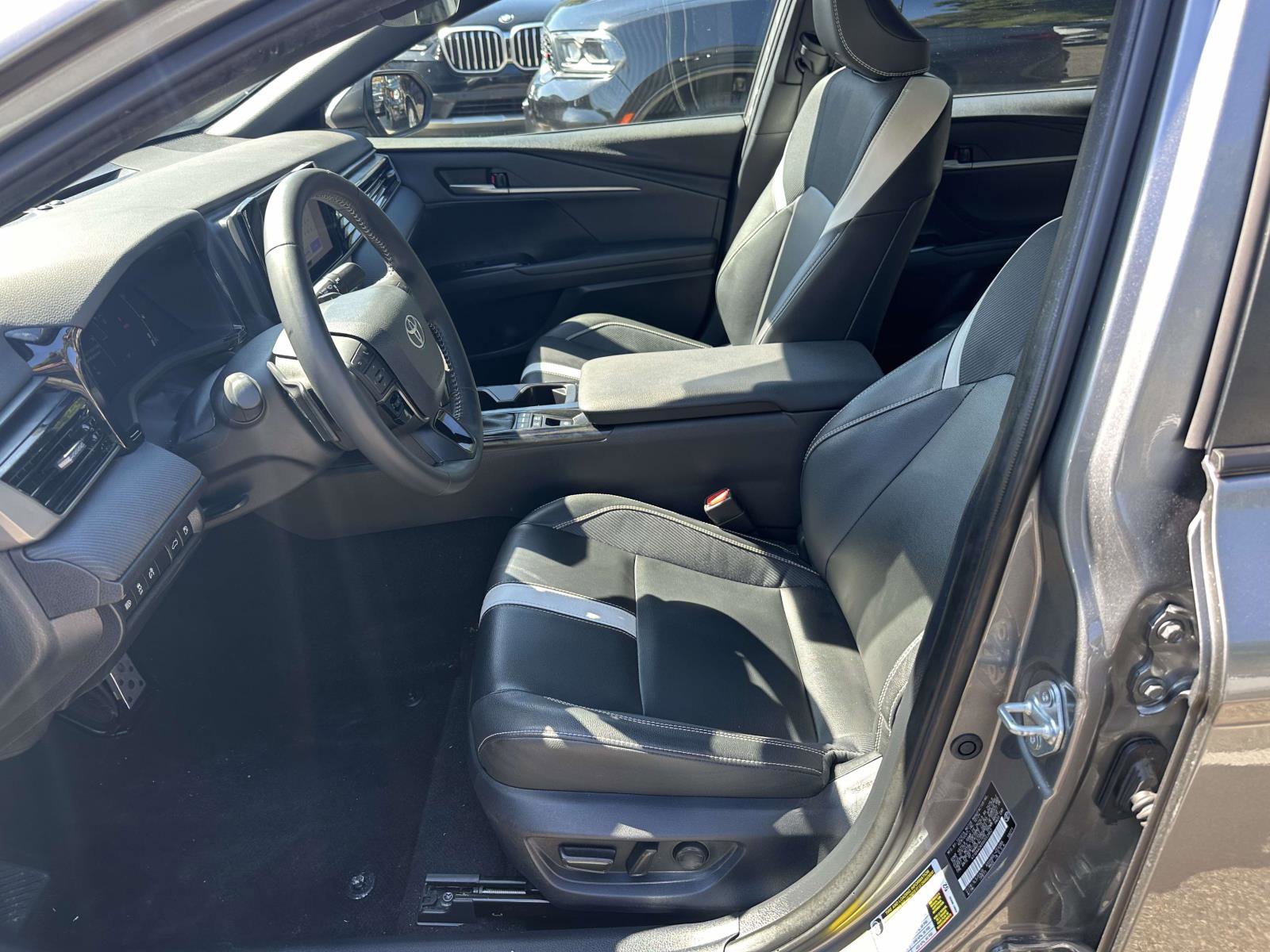 Used 2025 Toyota Camry SE image 14