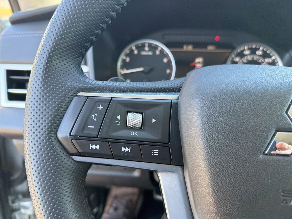 Used 2025 Mitsubishi Outlander SE FWD image 24