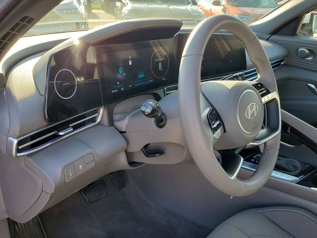 Used 2025 Hyundai Elantra SEL image 18