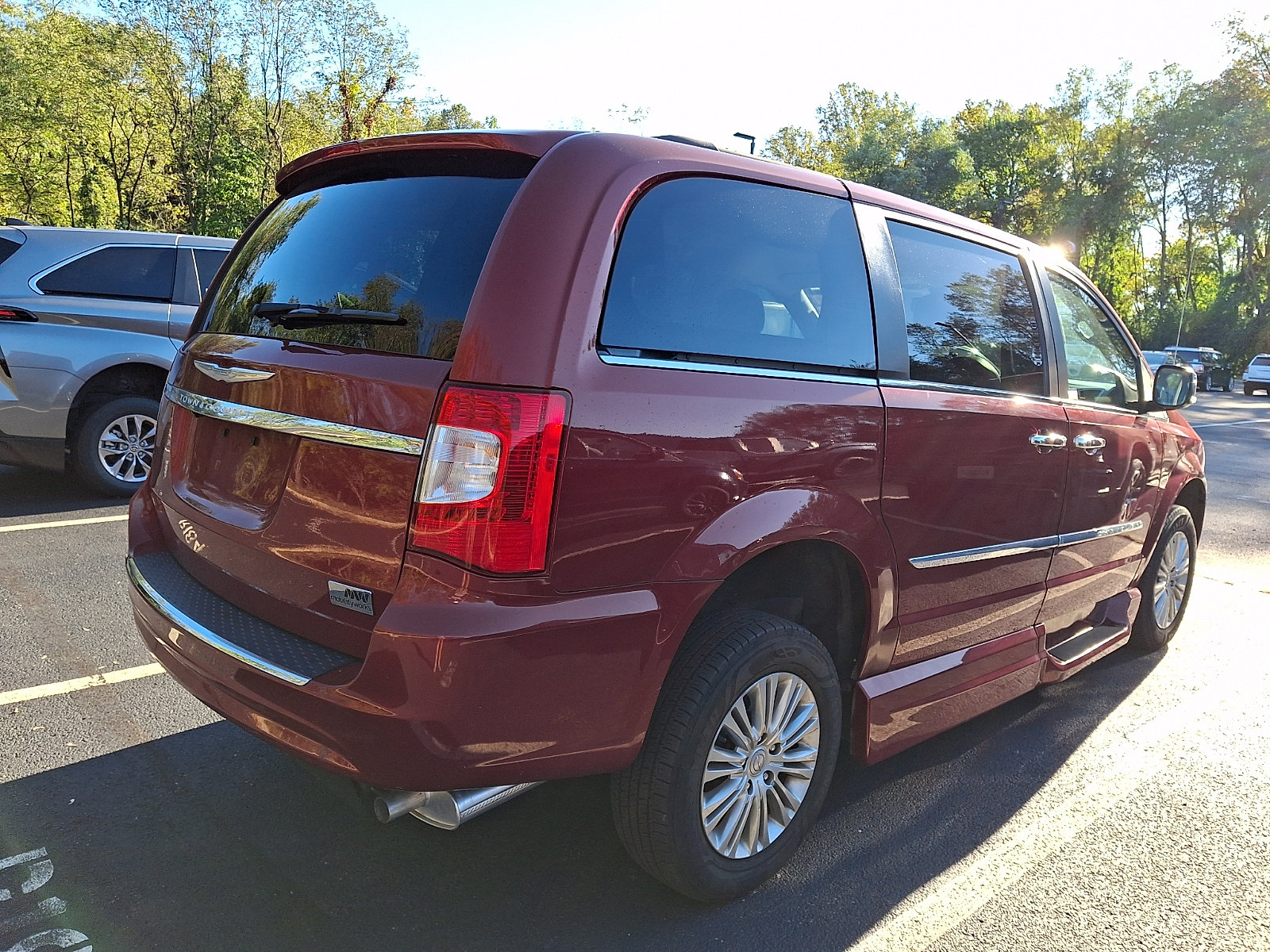 Used 2015 Chrysler Town & Country Touring-L w/ Driver Convenience Group FWD image 4