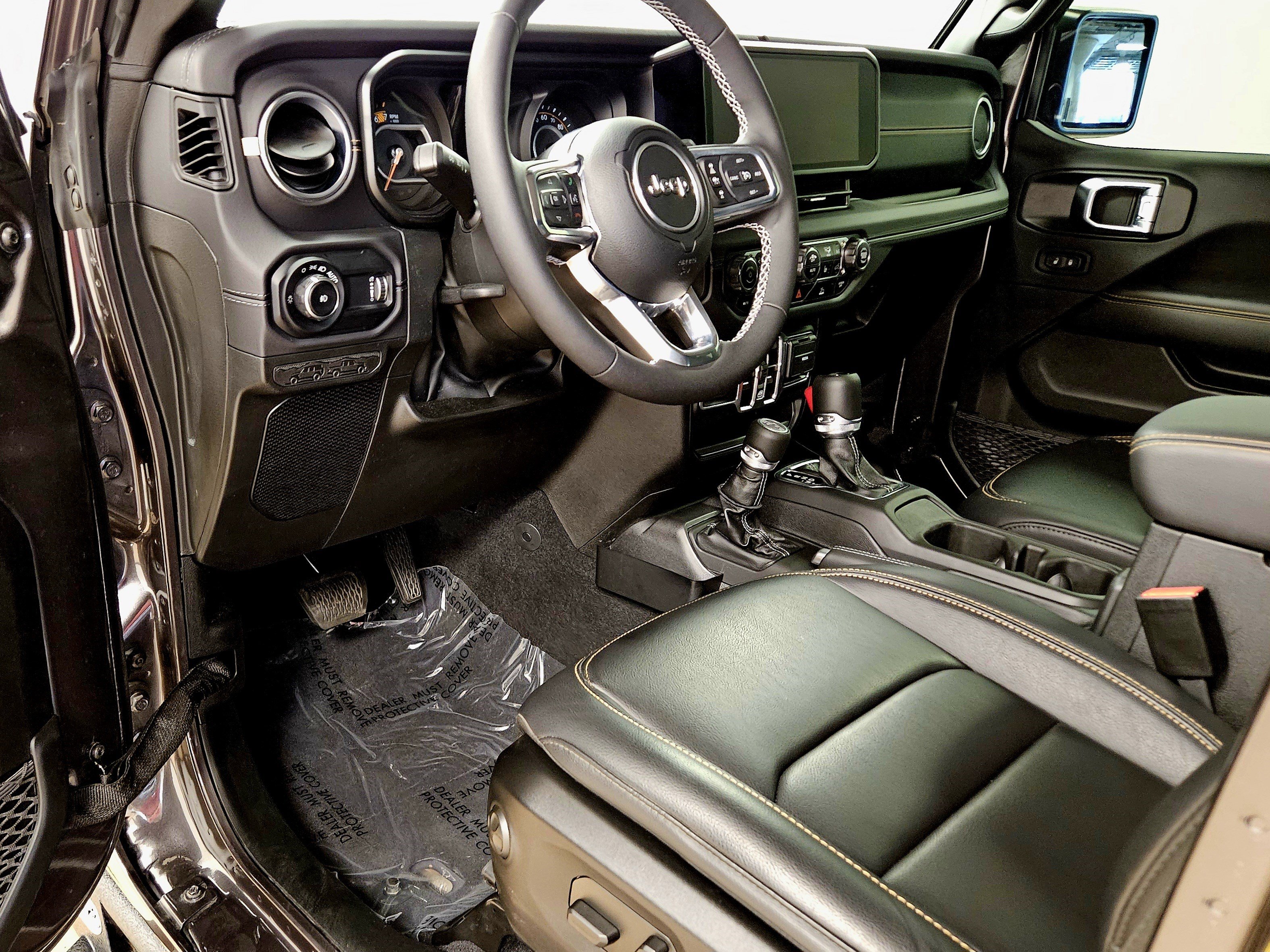 Used 2025 Jeep Wrangler Unlimited Sahara AWD/4WD image 33