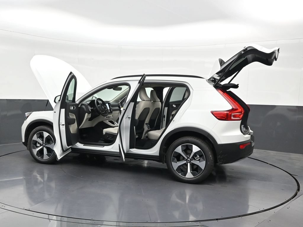 New 2026 Volvo XC40 B5 Plus w/ Protection Package Premier AWD/4WD image 32