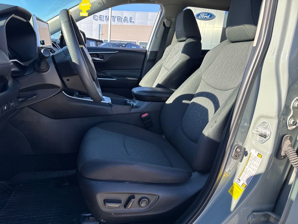 Used 2023 Toyota RAV4 XLE w/ Convenience Package image 18