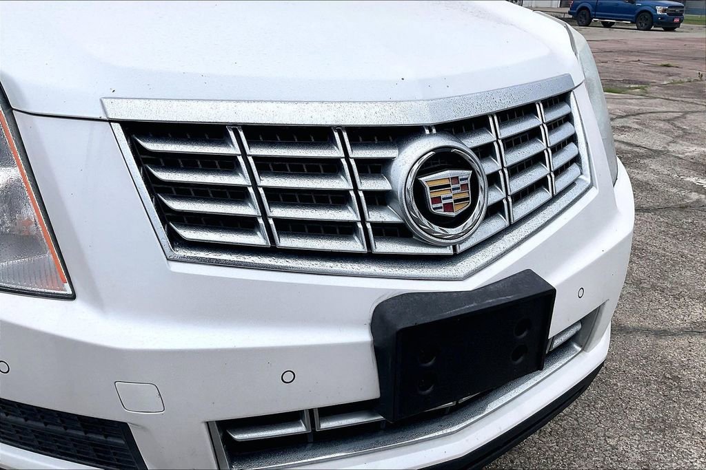 Used 2015 Cadillac SRX Luxury w/ Driver Awareness Package FWD image 11