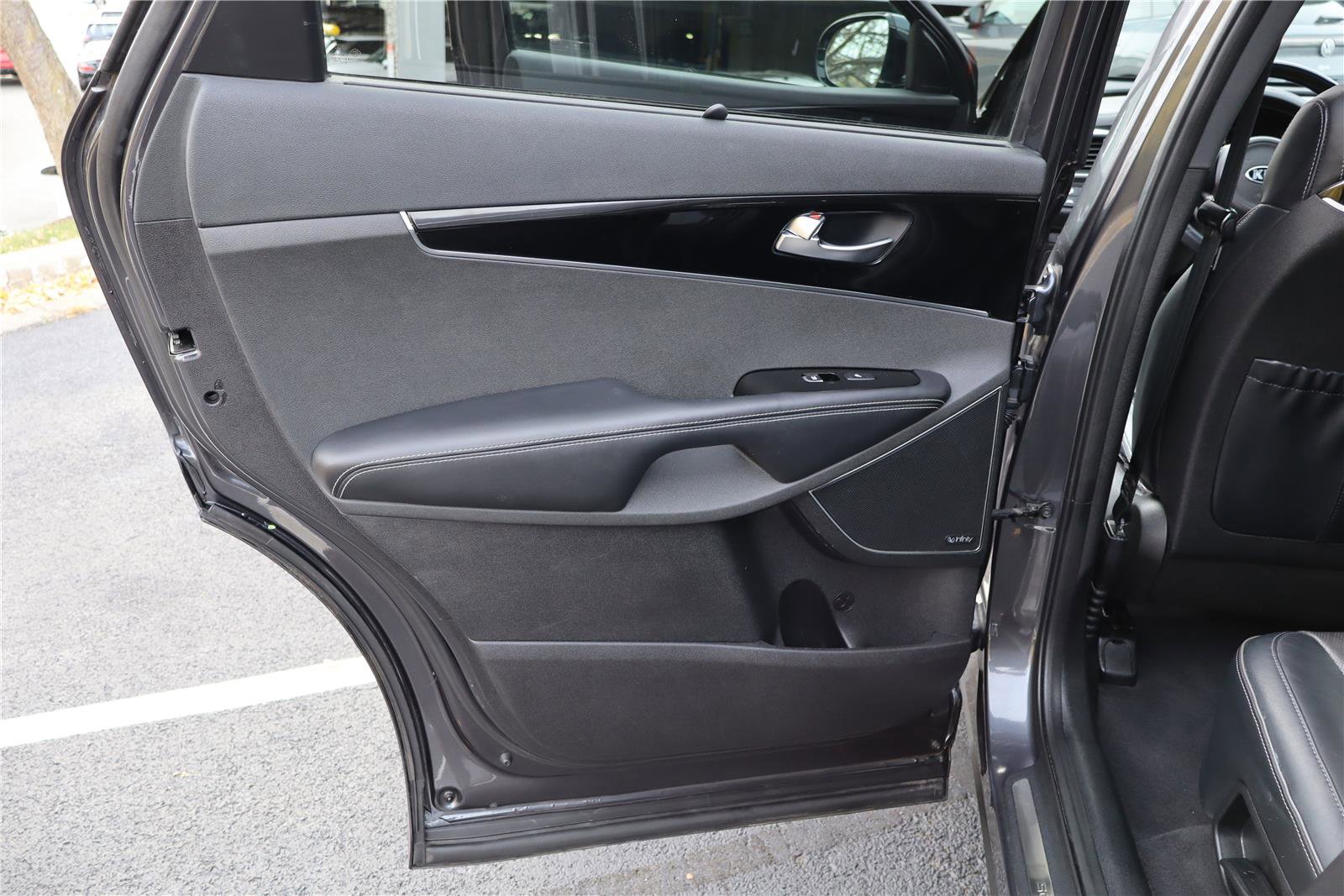 Used 2018 Kia Sorento SX image 26