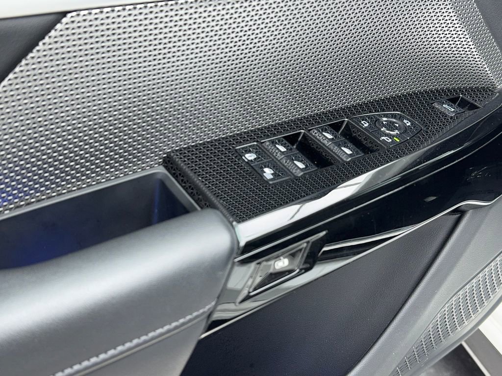 Used 2025 BMW 740i w/ Premium Package image 39