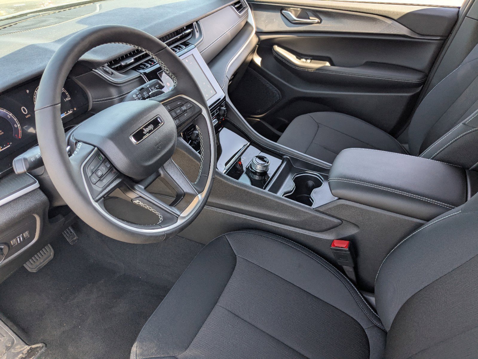 Used 2025 Jeep Grand Cherokee Laredo X w/ Luxury Tech Group I AWD/4WD image 16