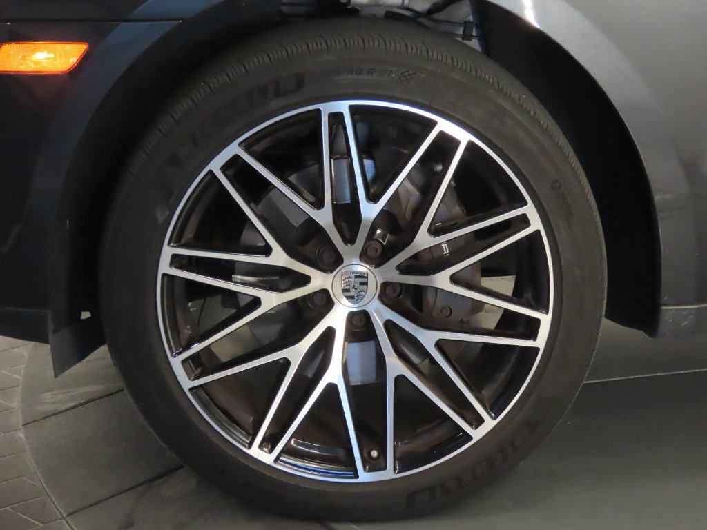 Certified 2023 Porsche Macan AWD/4WD image 11