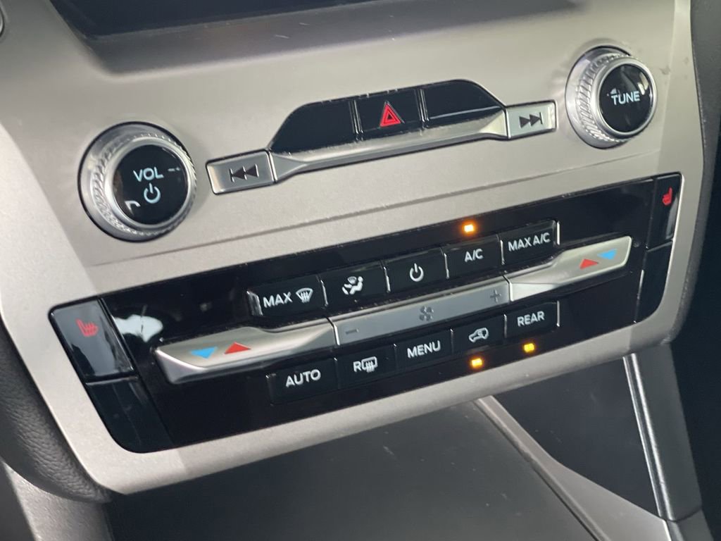 Used 2022 Ford Explorer XLT image 33