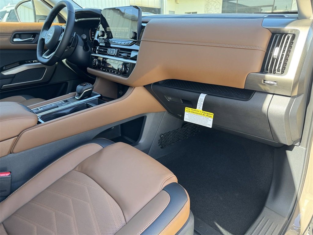 New 2025 Nissan Pathfinder Platinum w/ Black Appearance Package image 12