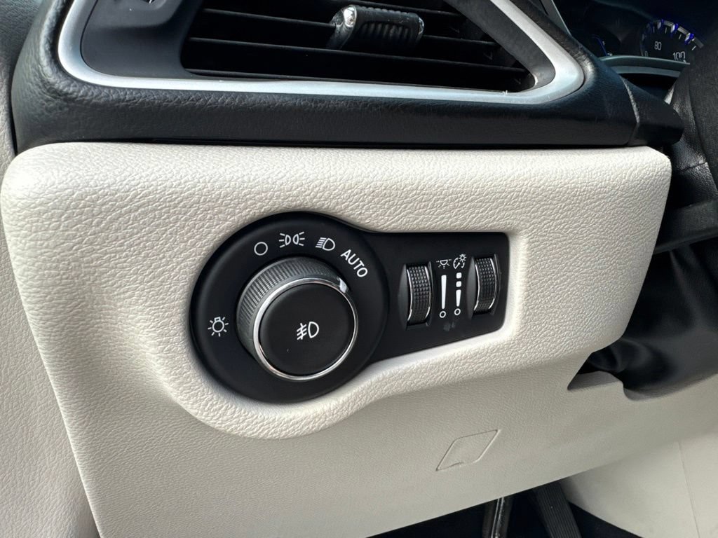 Used 2018 Chrysler Pacifica Touring-L FWD image 15